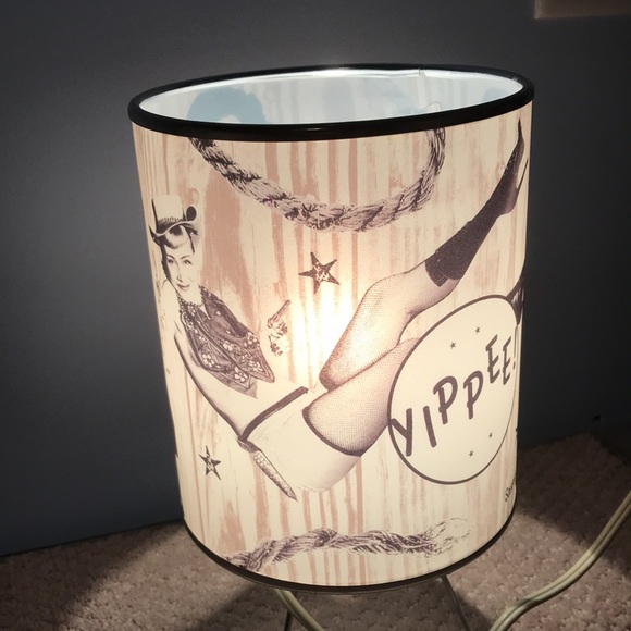 Sourpuss pinup cowgirl lamp - Picture 5 of 5